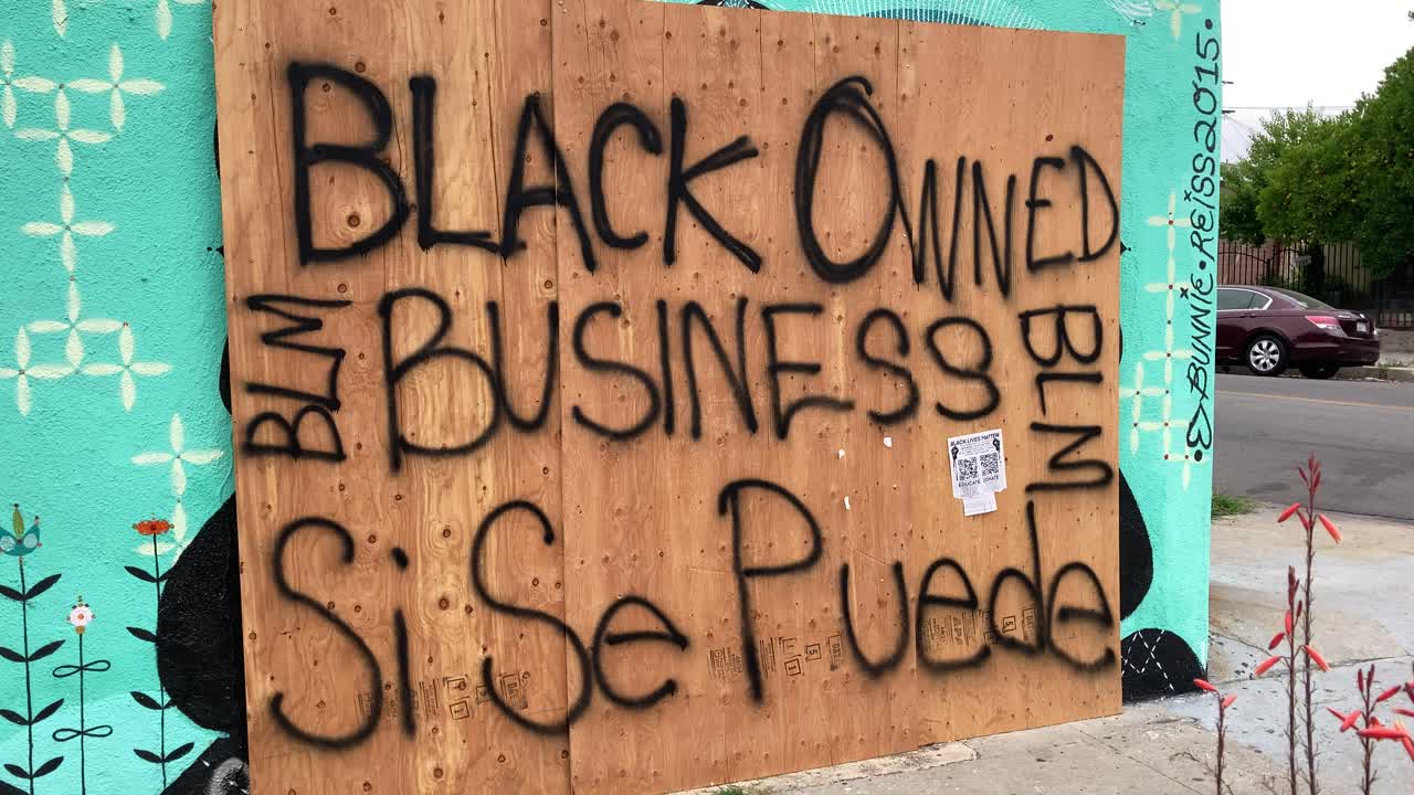 una tienda tapiada en los ángeles se identifica como un negocio propiedad de negros durante disturbios y saqueos vidas negras importan protestas