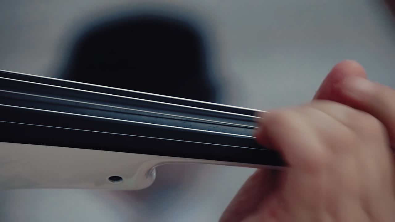 violinist plays the violin Closeup