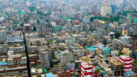 Aufsteigende-Luftaufnahme-über-Der-Dichten-Und-Farbenfrohen-Megastadt-Dhaka,-Bangladesch