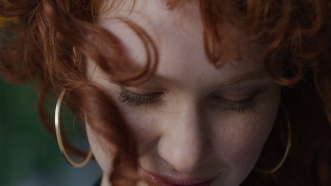 retrato de una hermosa mujer de cabello rojo sonriendo feliz