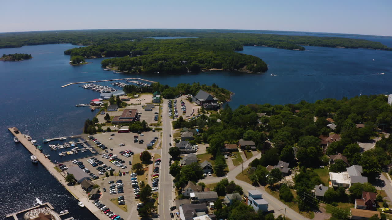 vista aérea cinematográfica del paseo marítimo de parry sound a orillas de la bahía georgiana, ontario