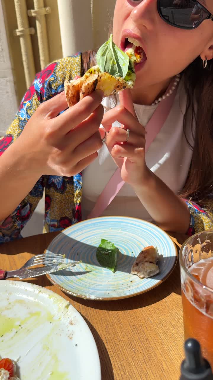 mujer comiendo pizza
