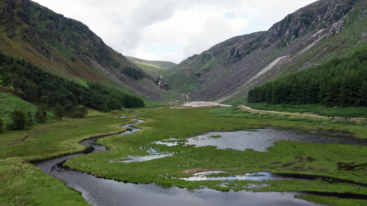 fotografía aérea del lago superior de glendalough en el parque nacional de las montañas wicklow en irlanda