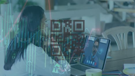animación de código qr y procesamiento de datos sobre una mujer de negocios biracial haciendo una videollamada