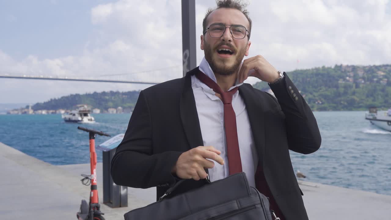 L'uomo in ritardo per il lavoro, sta cercando di vestirsi