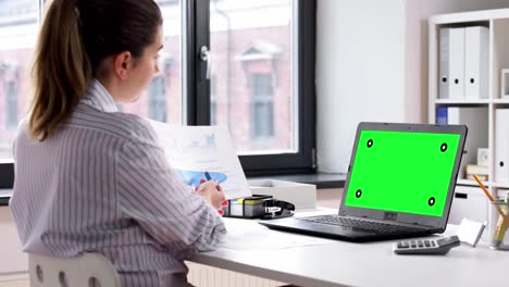 mujer con computadora portátil haciendo una llamada de video en la oficina de casa