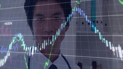 animación del procesamiento de datos financieros sobre el médico biracial