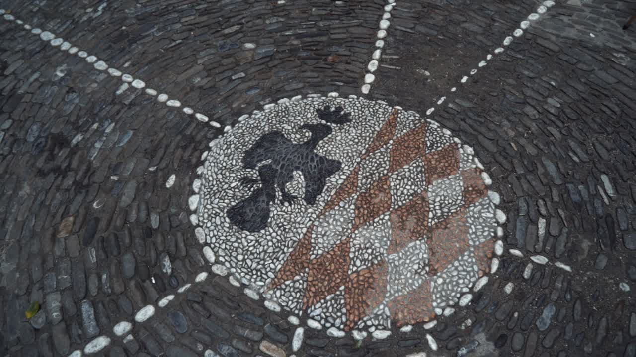 돌판 위 에 있는 복잡 한 모자이크 디자인