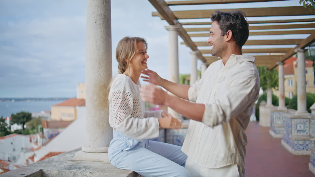 매력적인 남자가 공원에서 소녀 돼지를 들고 돌아왔다. 행복한 남자친구가 여자에게 키스하고 있다.