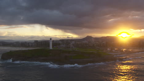 baliza de navegación del faro en la costa australiana - órbita aérea cinematográfica