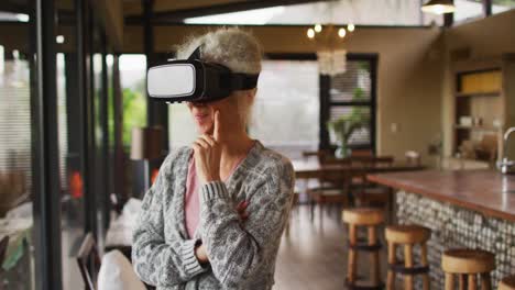 Ältere-Frau-Mit-Gemischter-Abstammung,-Die-Ein-VR-Headset-Trägt