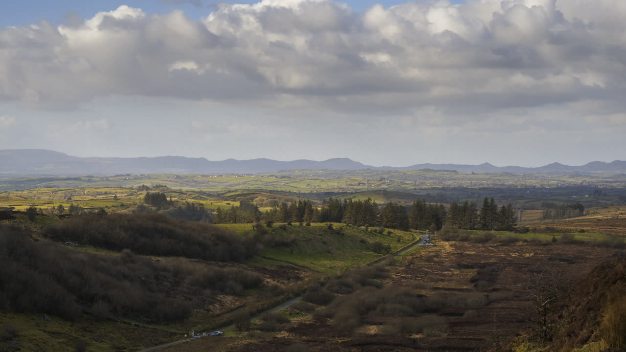 lapso de tiempo del paisaje natural agrícola rural durante el día en irlanda