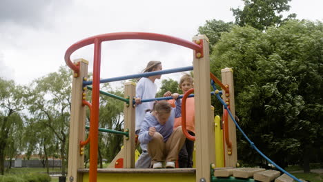 Niña-Pequeña-Con-Síndrome-De-Down-Jugando-Con-Otros-Niños-En-El-Parque-En-Un-Día-Ventoso