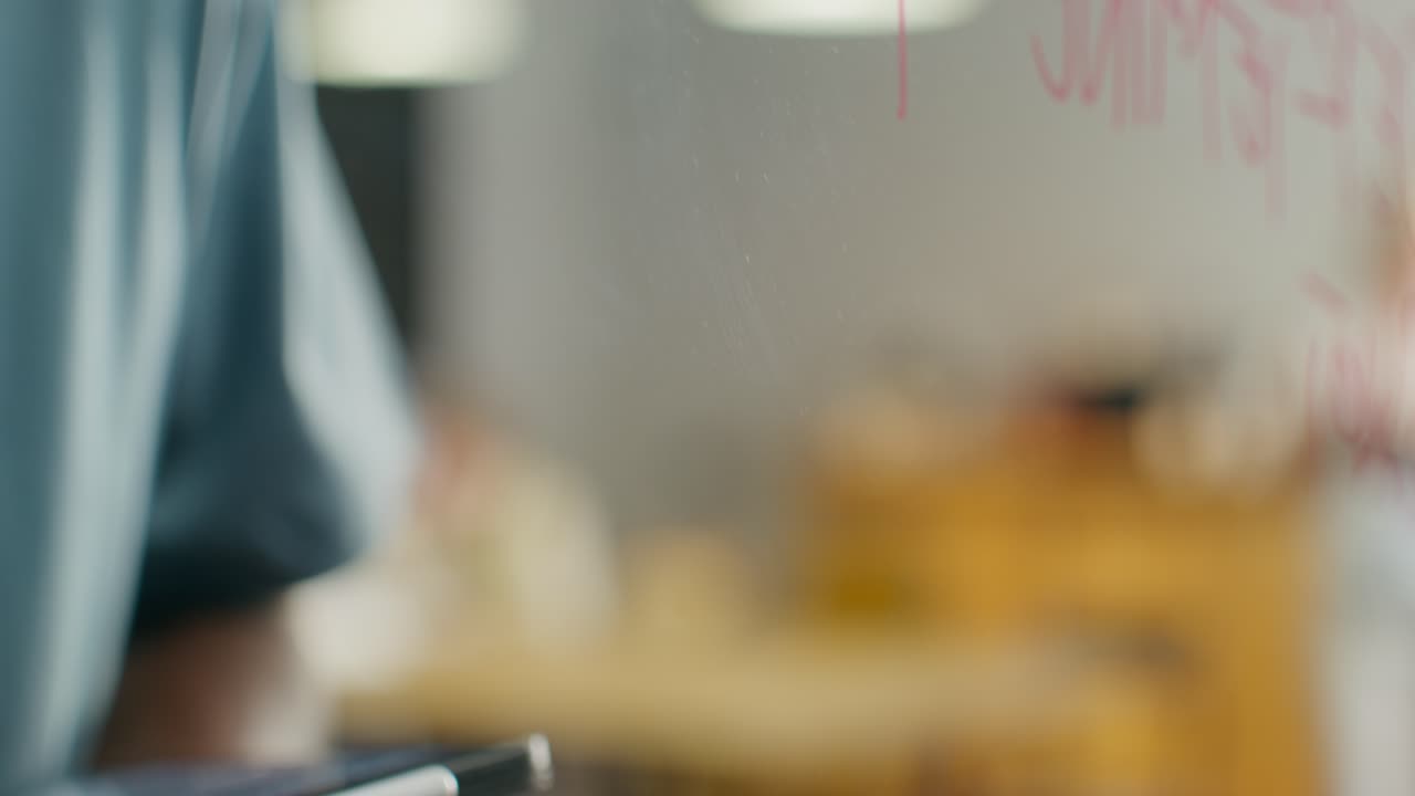 persona que escribe en una tabla de vidrio con una tableta