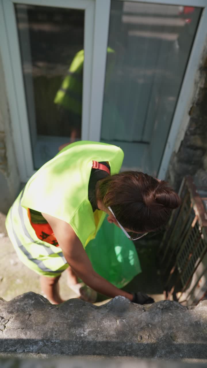 voluntario limpiando una calle de la ciudad