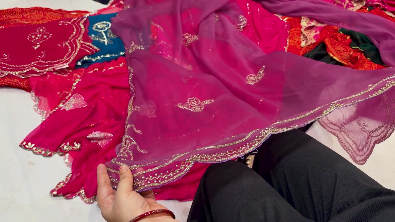 Blandade traditionella indiska saris som visar upp exklusiva broderade textilmönster.