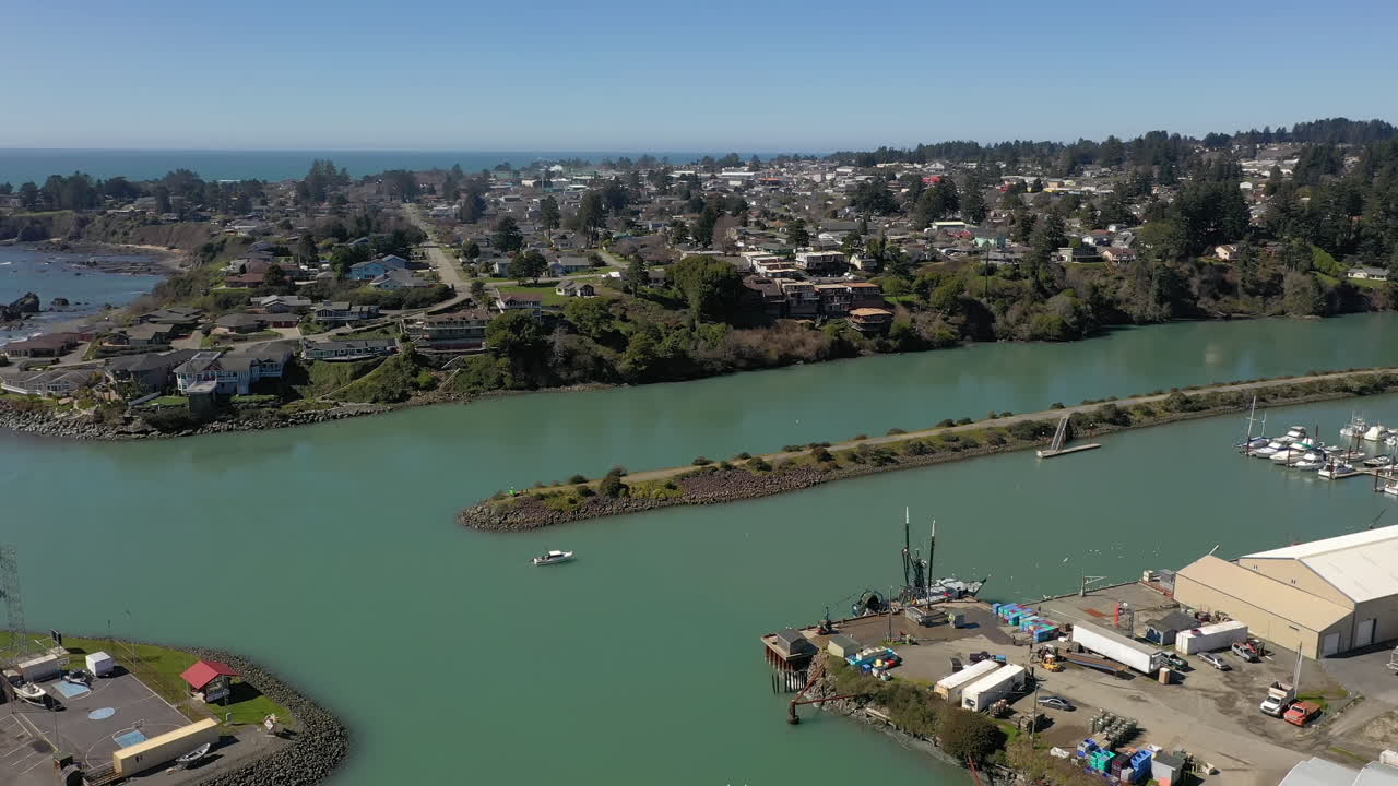 오레곤에서 낮 동안 브룩킹스 항구 항구를 향해 쳇코 강에서 항해하는 어선