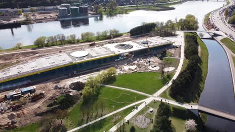 Máquinas-Industriales-Construyendo-Un-Centro-Científico-En-Kaunas,-Vista-Aérea.