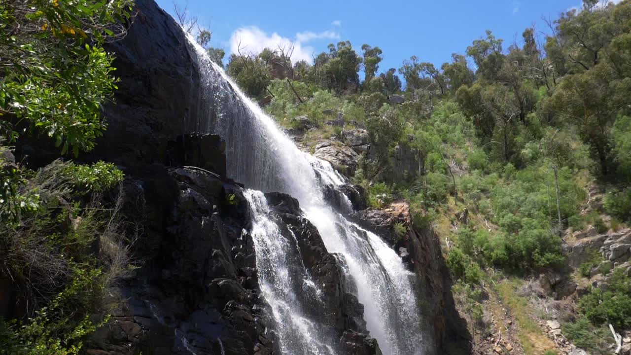 agua cayendo en cascada en la hermosa naturaleza australiana