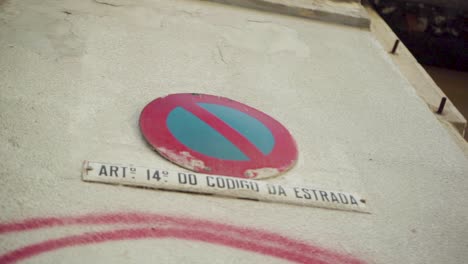 Señal-De-Estacionamiento-Prohibido-En-La-Fachada-De-Un-Edificio-Antiguo-Con-Cámara-De-Rotación