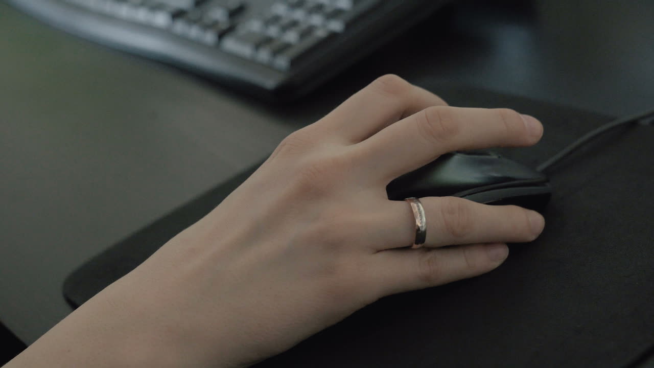 ручной выстрел как женщина с помощью мыши в офисе, прокрутка и щелчок с мыши верхнего вида