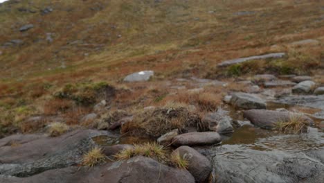 Die-Kamera-Neigt-Sich-Langsam-Von-Einem-Kleinen-Gebirgsbach,-Um-Den-Gipfel-Des-Cul-Mor-Mountain-Im-Schottischen-Hochland-Zu-Enthüllen