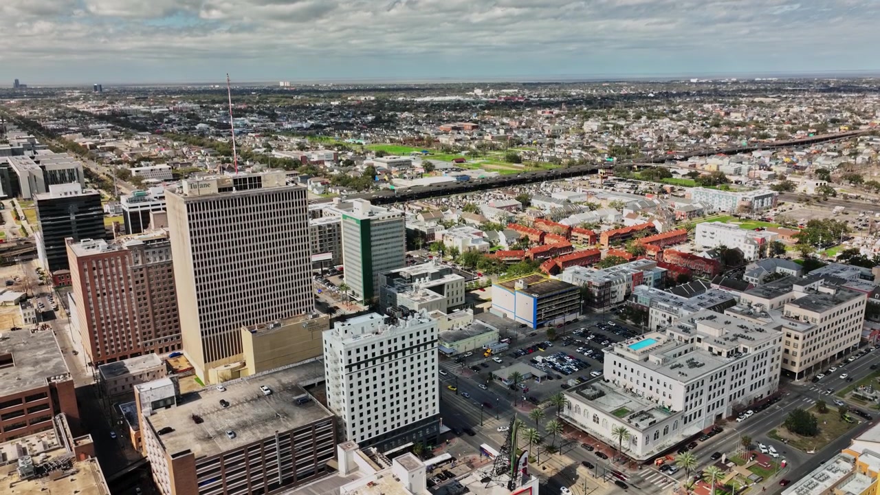 Uma vista aérea de uma cidade com edifícios altos