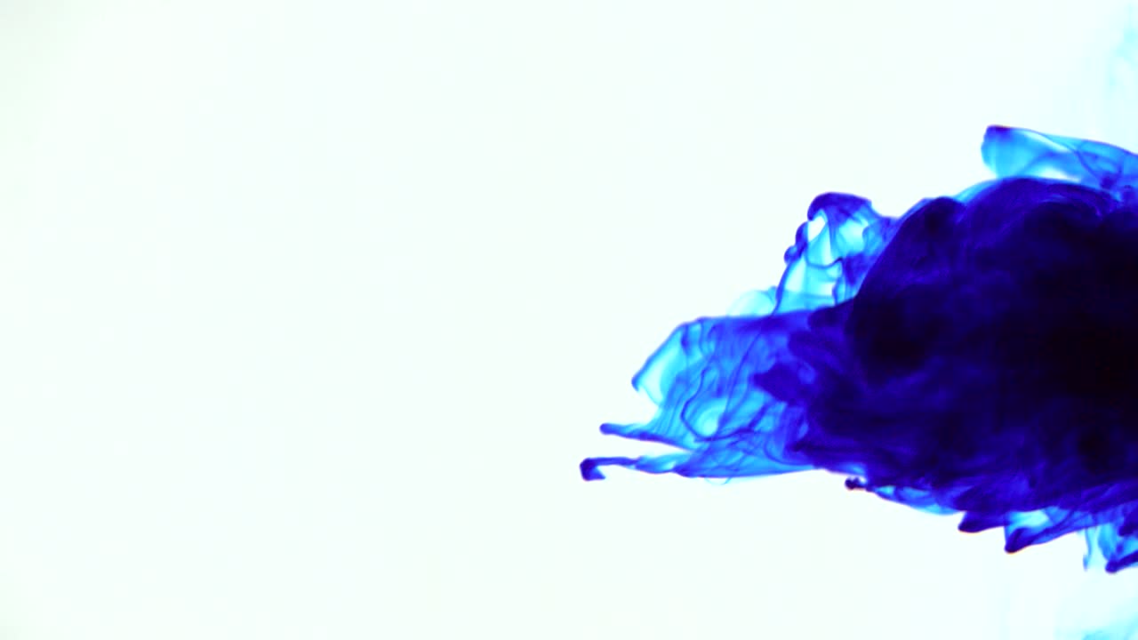 Inchiostro blu che turbina a spirale sullo schermo su uno sfondo bianco.