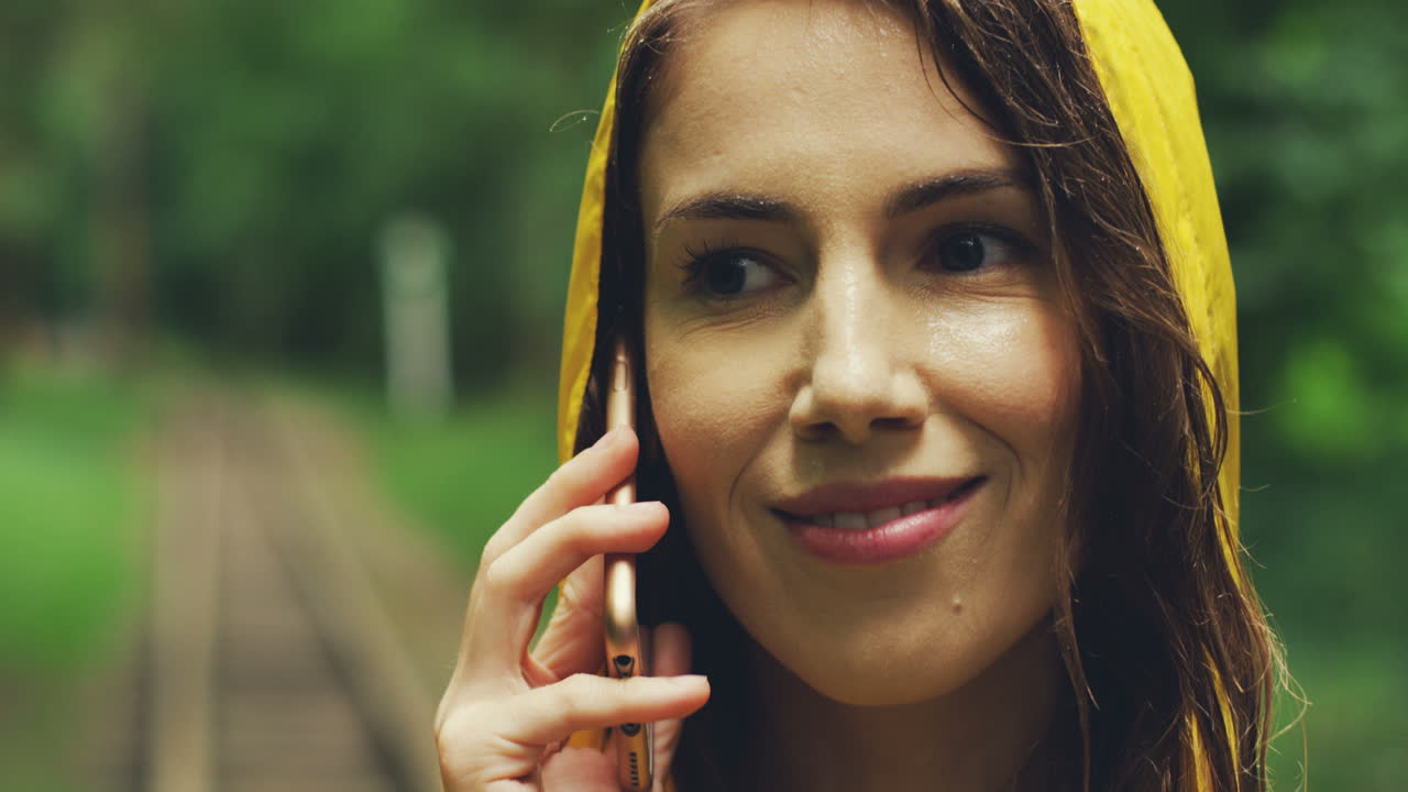 primer plano de la mujer alegre con el pelo mojado después de una tormenta