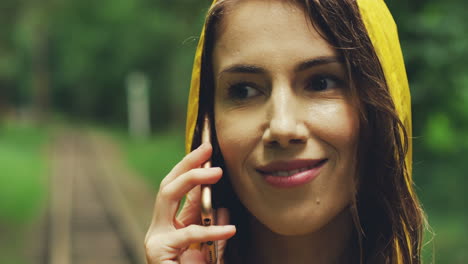 primer plano de la mujer alegre con el pelo mojado después de una tormenta