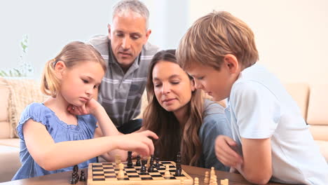 Glückliche-Familie-Spielt-Schach