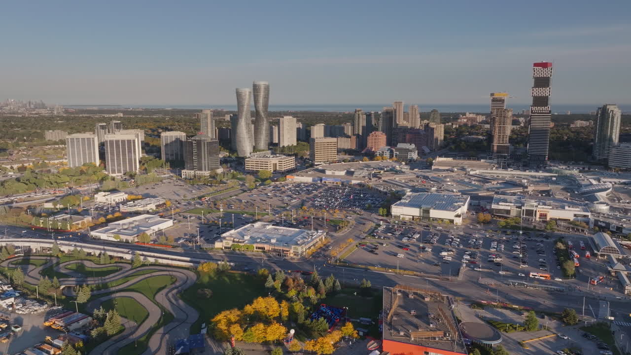 Skyline di Mississauga in una giornata di sole, centro città vivace, vista aerea