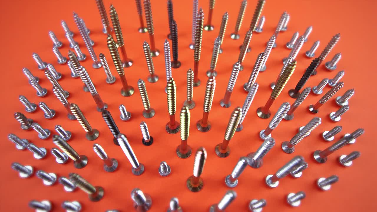 los tornillos se paran en las cabezas haciendo un círculo en la vista superior naranja