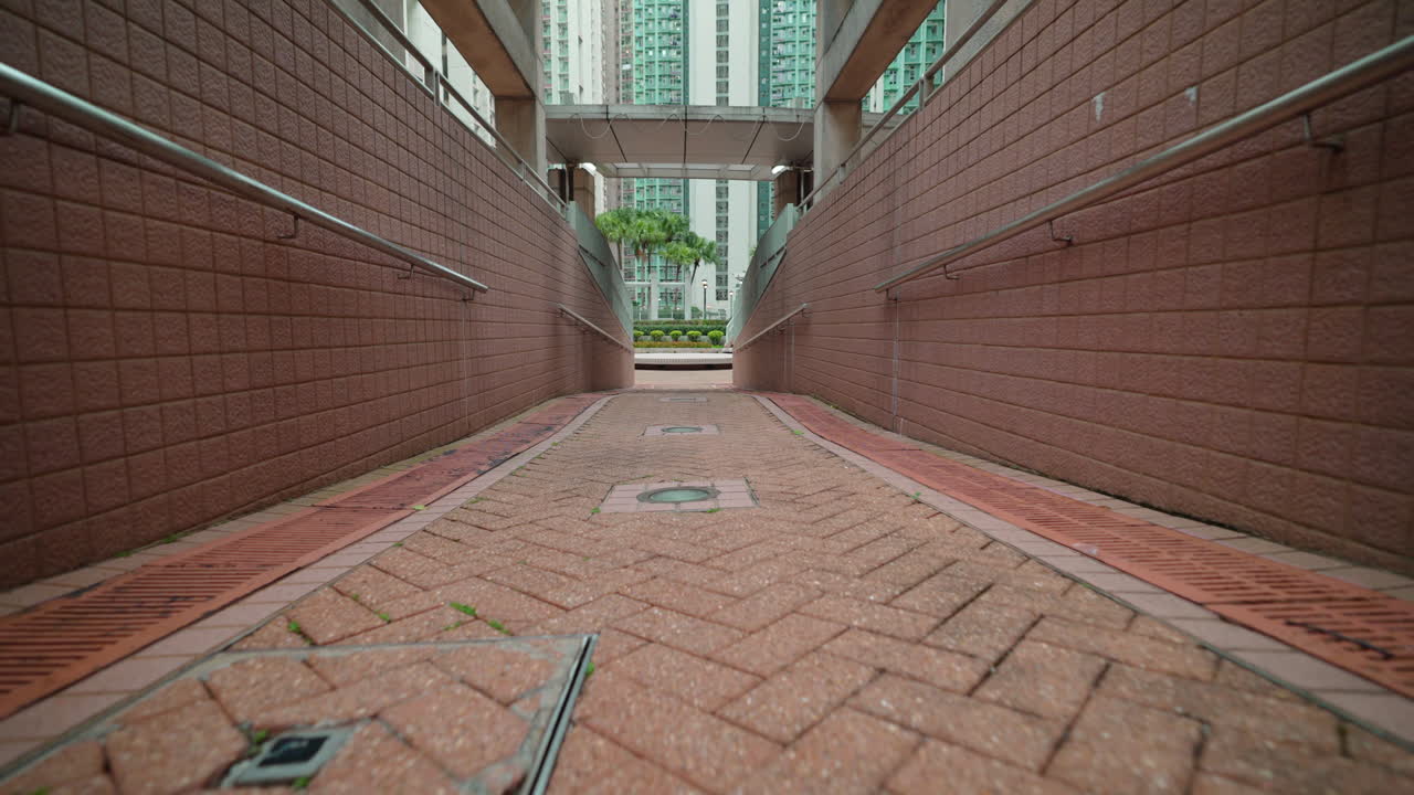 홍콩 시의 높은 초고층 건물 앞에 있는 광장의  ⁇ 리 포워드  ⁇