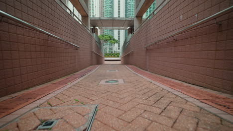 dolly tiro hacia adelante de la plaza frente a los altos rascacielos en la ciudad de hong kong