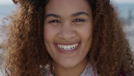 retrato de cerca hermosa mujer joven de raza mixta sonriendo alegre con peinado rizado mujer saludable de aspecto feliz satisfacción disfrutando de la belleza femenina