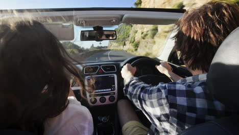 una joven pareja enamorada disfrutando de un viaje por carretera