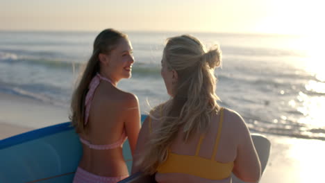 Pareja-Caucásica-Disfruta-De-Una-Puesta-De-Sol-En-La-Playa