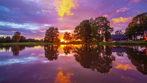 unset na piękny domek w timelapse wsi