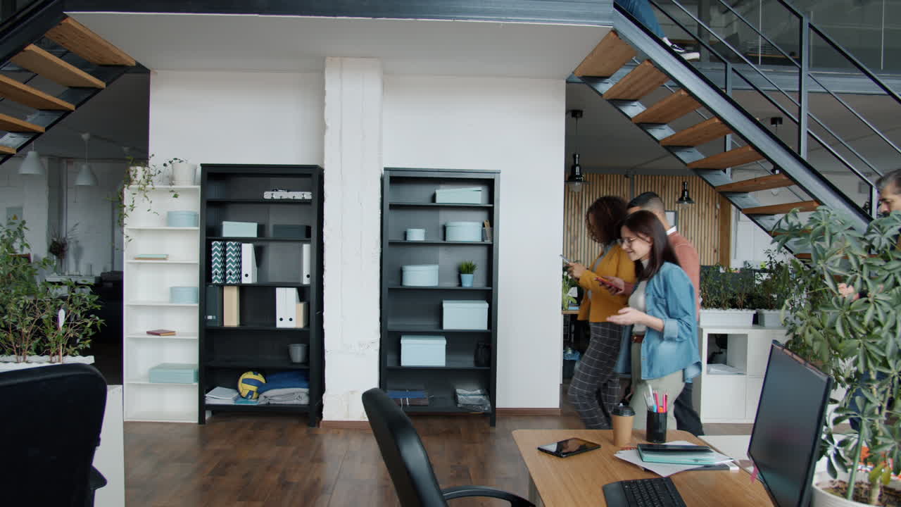 trabajadores de oficina ocupados