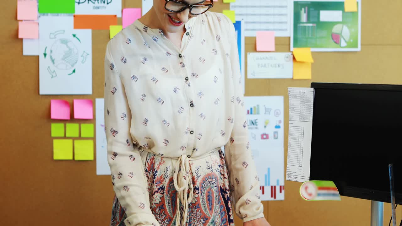 diseñadora gráfica con una tableta digital