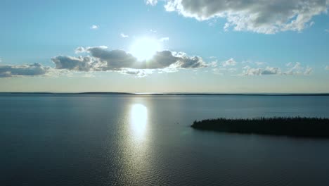 Toma-Aérea-De-Una-Puesta-De-Sol-Sobre-Un-Gran-Lago-En-El-Norte-De-La-Provincia-De-Quebec