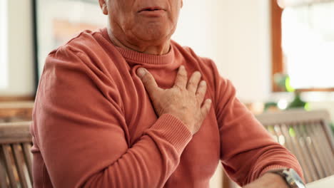 Ataque-Al-Corazón,-Zoom-Y-Hombre-Mayor-En-Su-Casa