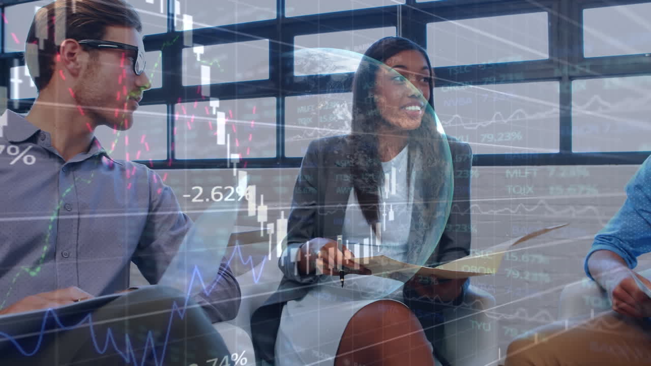 animación del globo, codificación binaria y procesamiento de datos sobre diversas personas de negocios.