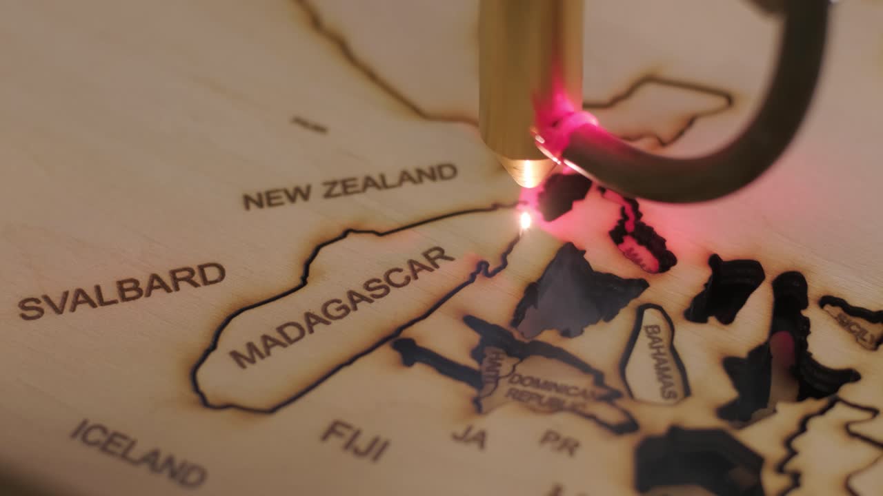 cnc 레이저 절단 기계는 나무판과 플라이우드에 세계 지도를 절단합니다.