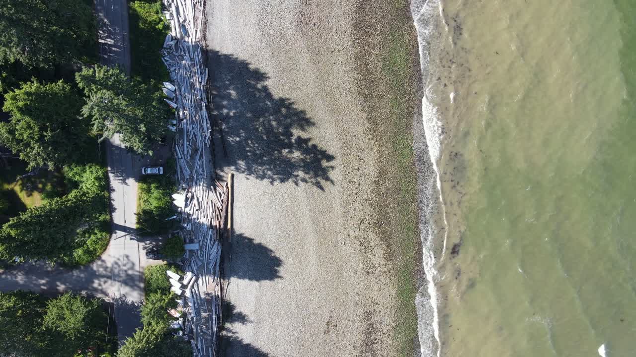 Riprese drone dall'alto di una tipica spiaggia con costa rocciosa nel Pacifico nord-occidentale del Canada
