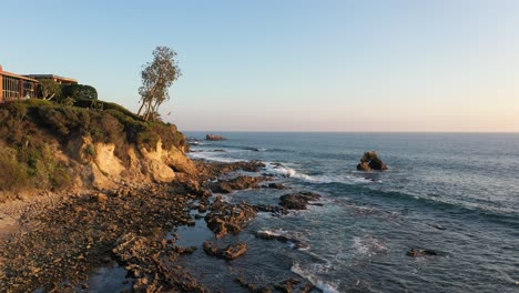 Volando-Sobre-Las-Hermosas-Piscinas-De-Marea-De-Laguna-Beach-Al-Atardecer-En-California