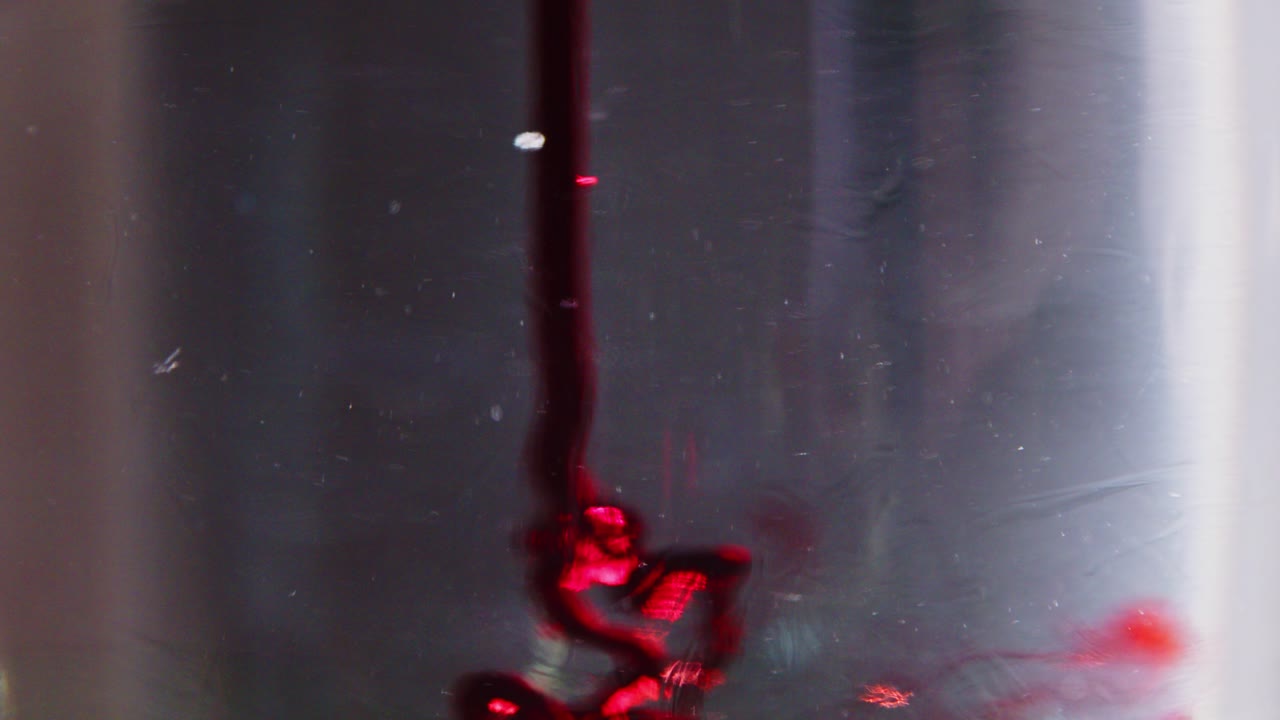 ⁇ 은 물 속으로 떨어지는 두꺼운 피의 흐름