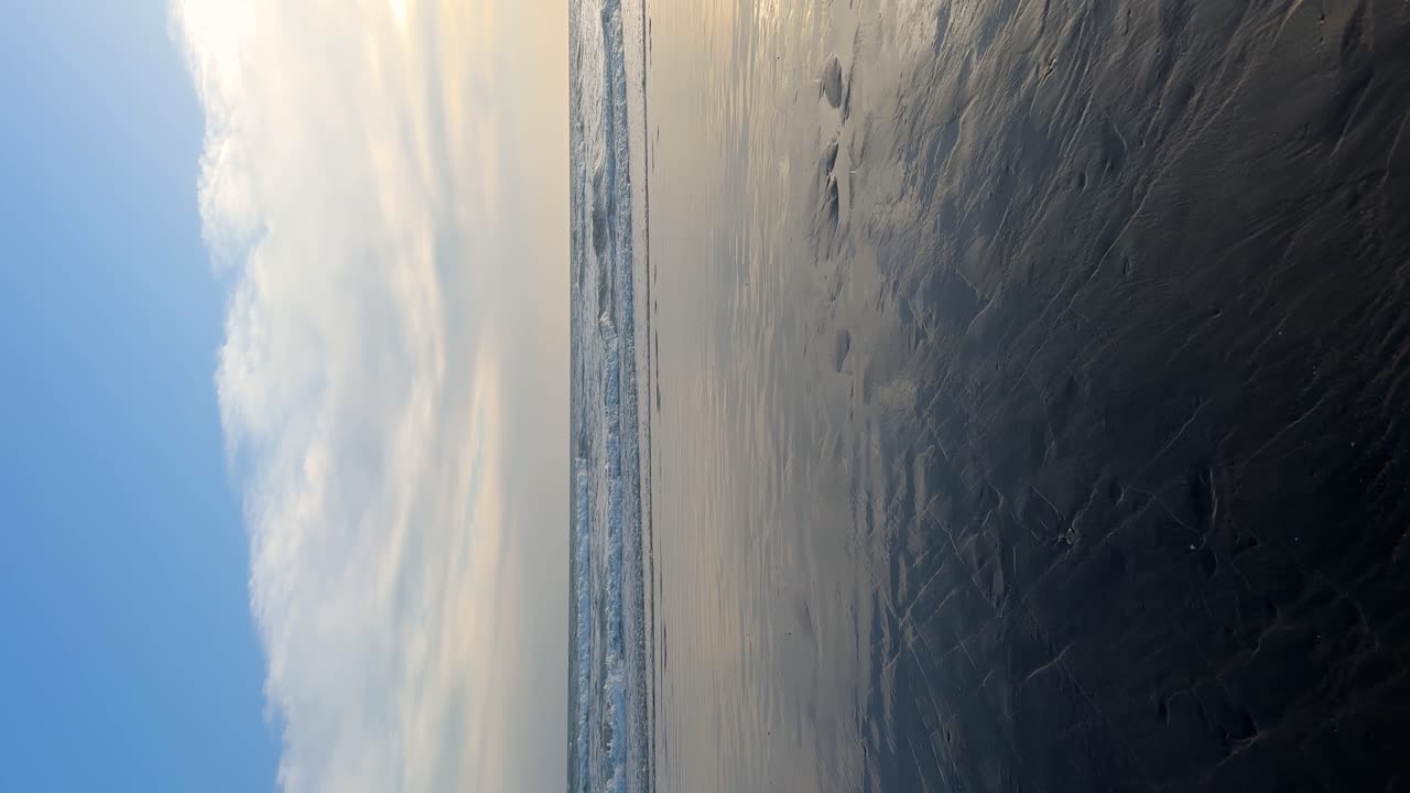 вертикальное видео морских волн, ломающихся на берегу пляжа