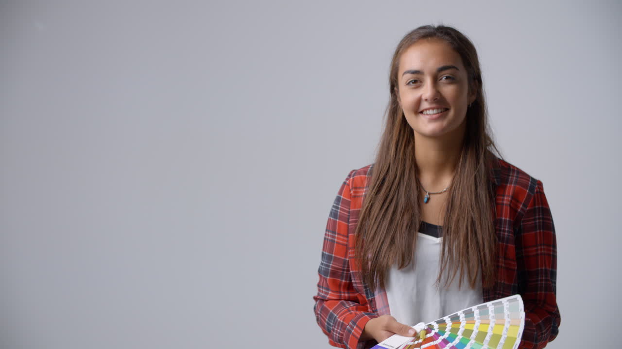 fotografía de estudio de una diseñadora gráfica con muestras de color